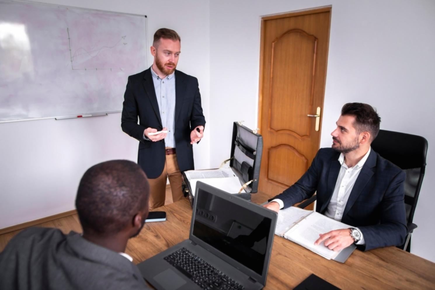 Suasana pembelajaran interaktif di ruang kelas modern dengan peserta yang antusias mengikuti sesi diskusi investasi